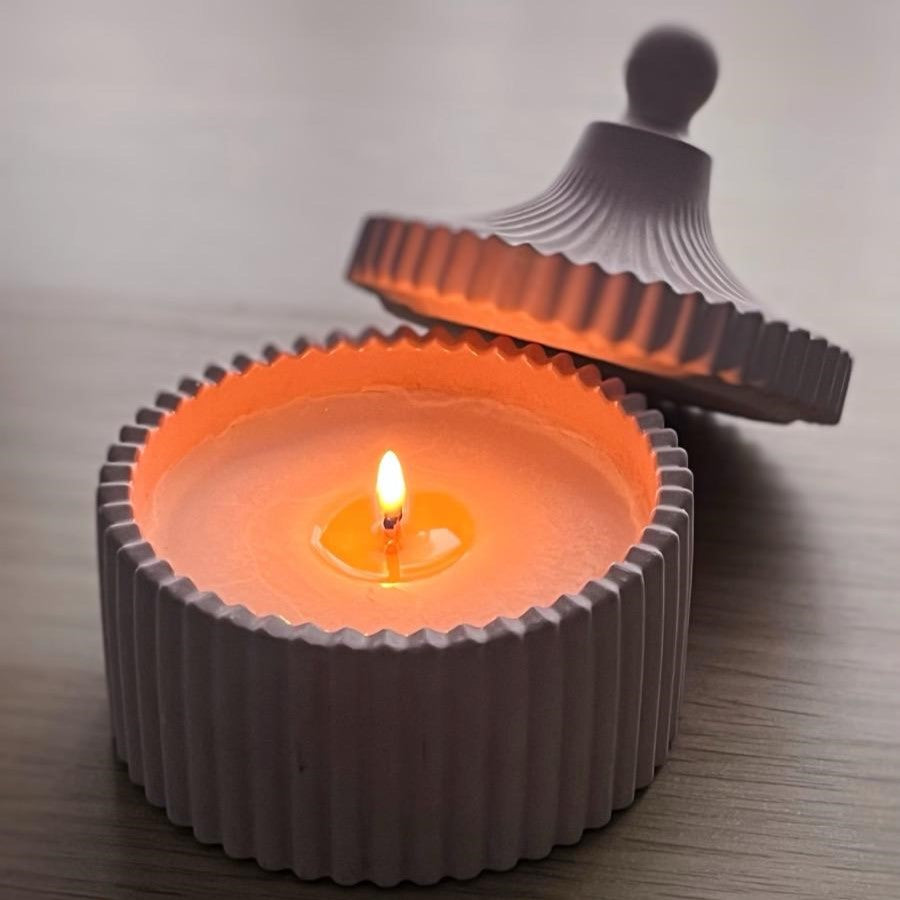 Lumânare parfumată în bombonieră, 80g, Zambilă