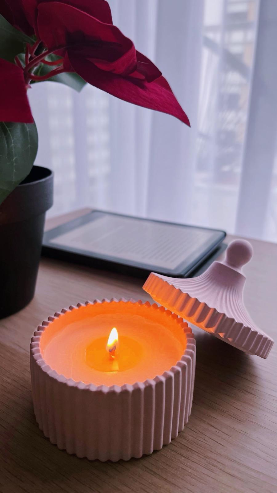 Lumânare parfumată în bombonieră, 80g, Zambilă