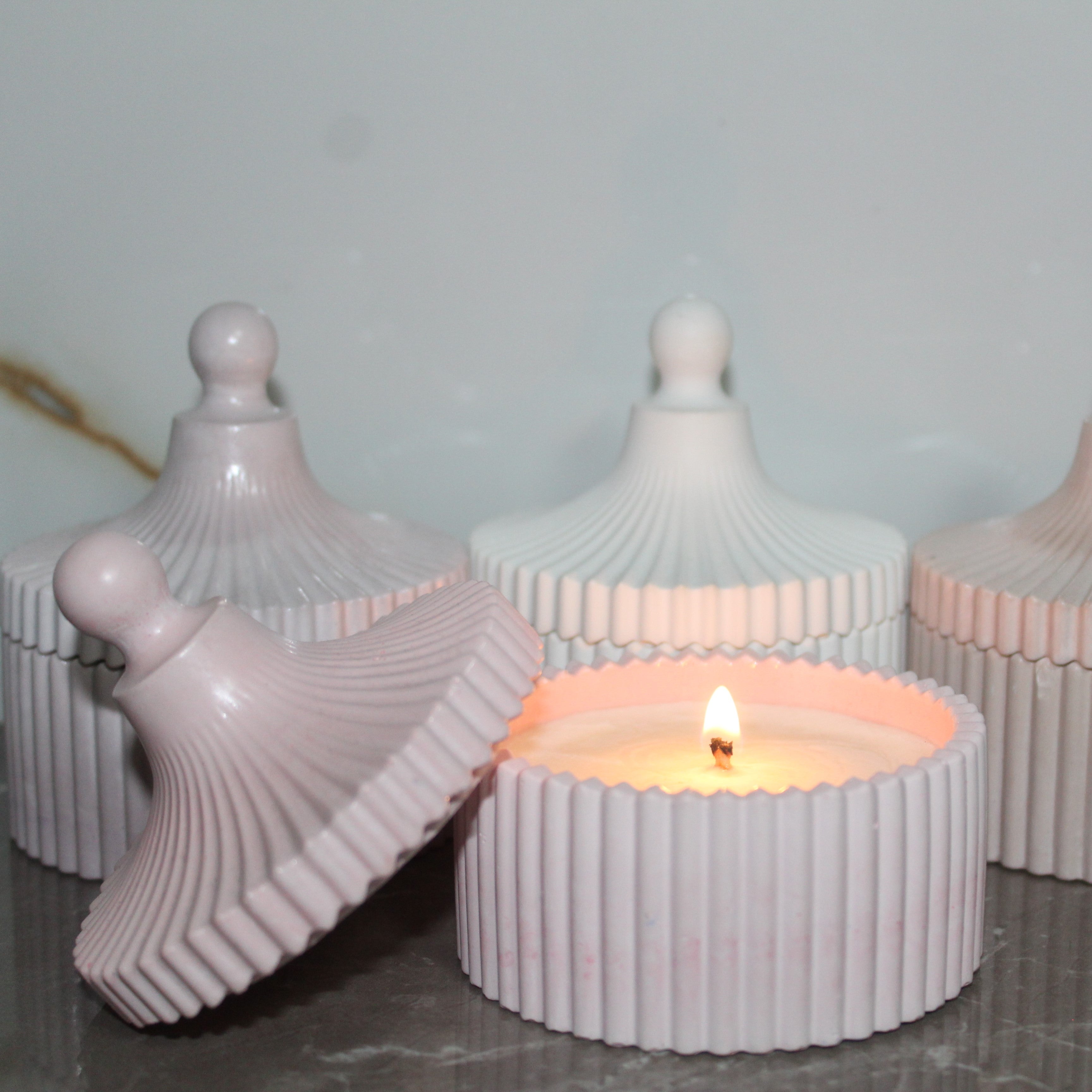 Lumânare parfumată în bombonieră, 80g, Zambilă